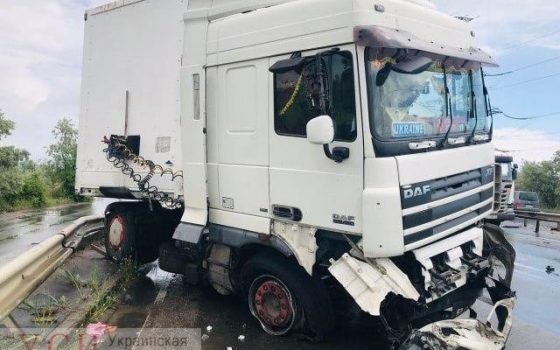 На Объездной дороге грузовик влетел в отбойник «фото»