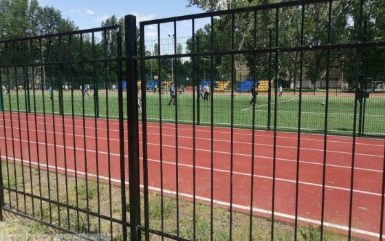 Школьный стадион на Черемушках: местные жалуются, что он открыт для избранных (фото) «фото»