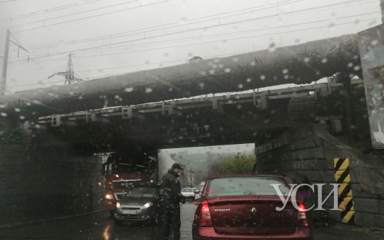 В Одессе под мостом застряла фура (фото) «фото»