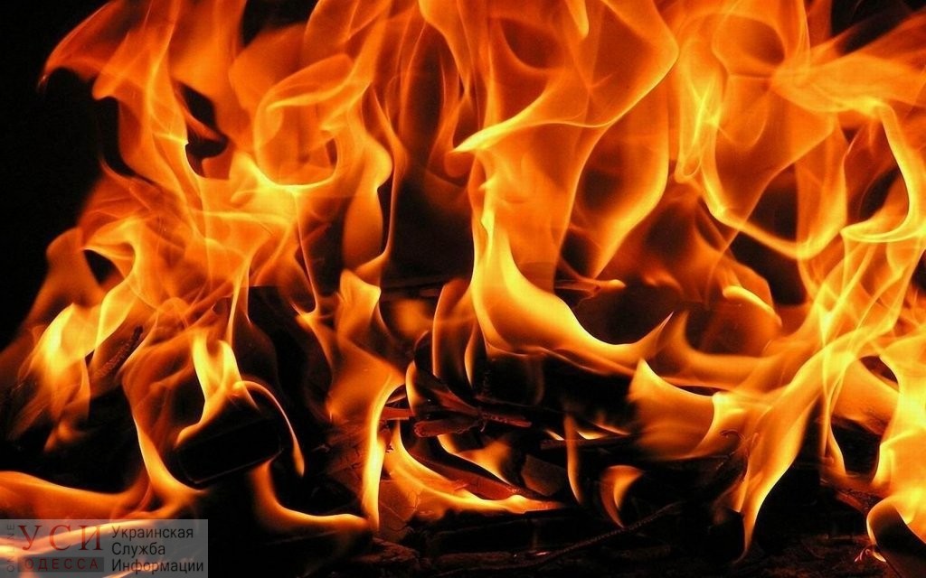 Ночной пожар на поселке Котовского – горит квартира в 9-этажке «фото»