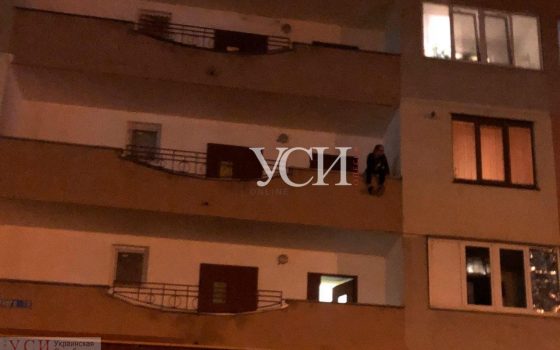 На поселке Котовского женщина, которая зарезала отчима, хотела выброситься с балкона (фото, видео) «фото»