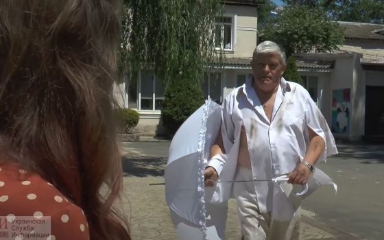 Директор Одесского зоопарка предстал в образе супергероя и спас зонтик дочки (видео) «фото»