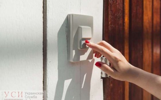 Липовая соцработница украла 3 тысячи долларов у пенсионера: полиция просит других пострадавших узнать свои вещи (фото, видео) «фото»