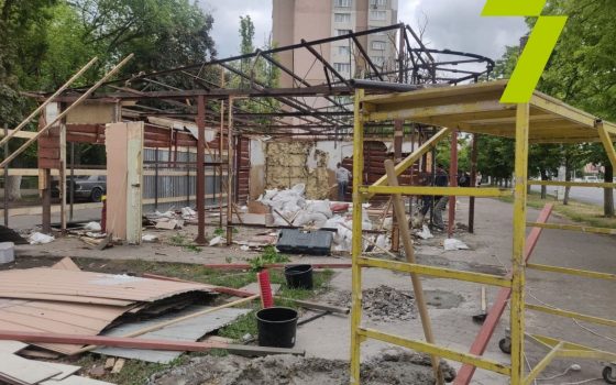 Схемы “черных регистраторов”: на проспекте Небесной Сотни магазин “подрос” на треть и занял тротуар (фото) «фото»