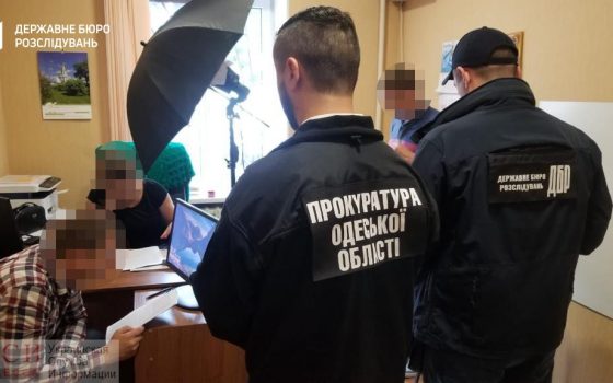 Чиновники миграционной службы попались на взятке в 1300 долларов «фото»