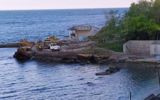 На месте запрещенной стройки на Французском бульваре замечена строительная техника (фото) «фото»