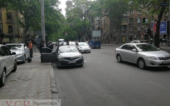 В центре Одессы трое грабителей украли сумку с деньгами у водителя авто: объявлен “Перехват” (фото) «фото»