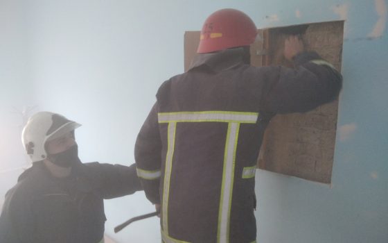 Для спасения котенка одесским спасателям пришлось проломить стену (фото) «фото»