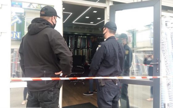 На рынке “7 км” неизвестные в масках устроили стрельбу в магазине тканей: есть пострадавшие (фото, видео) ОБНОВЛЕНО «фото»