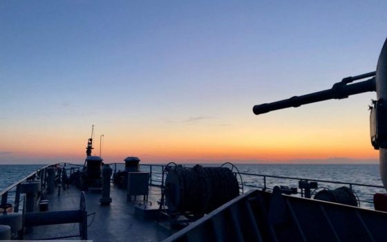 Моряки украинского патрульного катера и румынского корвета вместе тренировались в море под “угрозой” авиаудара (фото) «фото»