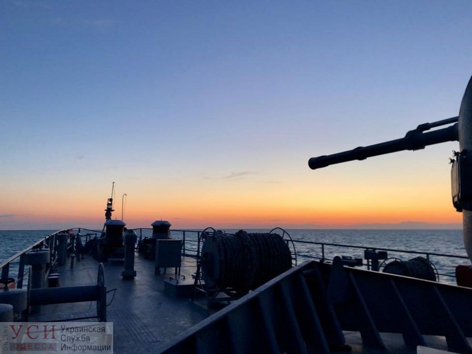 Моряки украинского патрульного катера и румынского корвета вместе тренировались в море под “угрозой” авиаудара (фото) «фото»