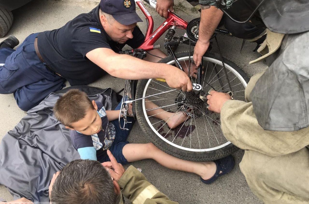 Спасатели помогли ребенку, у которого застряли пальцы в велосипеде (фото) «фото»
