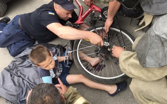 Спасатели помогли ребенку, у которого застряли пальцы в велосипеде (фото) «фото»