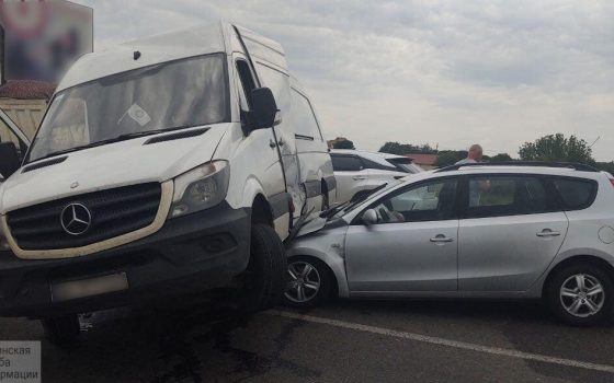 На Объездной дороге микроавтобус столкнулся с авто: есть пострадавшие «фото»