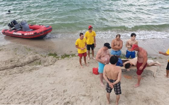 На пляже “Ривьера” едва не утонул 19-летний парень, а в Аркадии – 8-летний мальчик (фото) ОБНОВЛЕНО «фото»