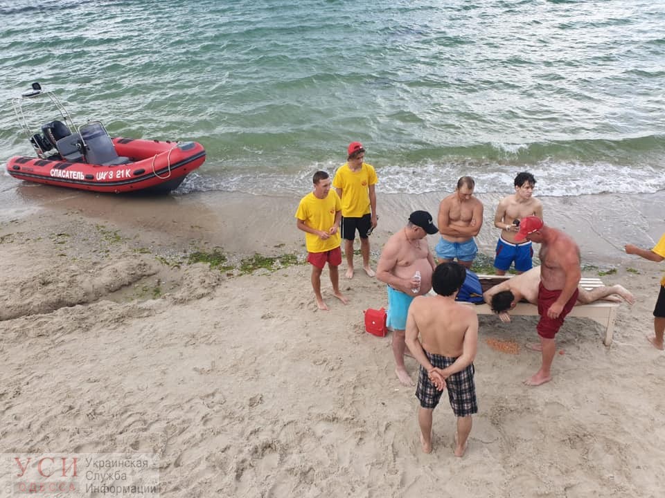 На пляже “Ривьера” едва не утонул 19-летний парень, а в Аркадии – 8-летний мальчик (фото) ОБНОВЛЕНО «фото»