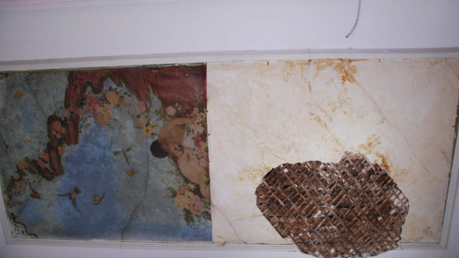 В еще одном одесском доме-памятнике архитектуры обрушилась старинная фреска (фото) «фото»
