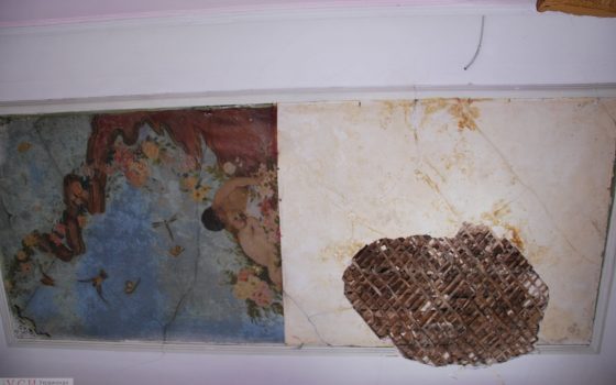 В еще одном одесском доме-памятнике архитектуры обрушилась старинная фреска (фото) «фото»