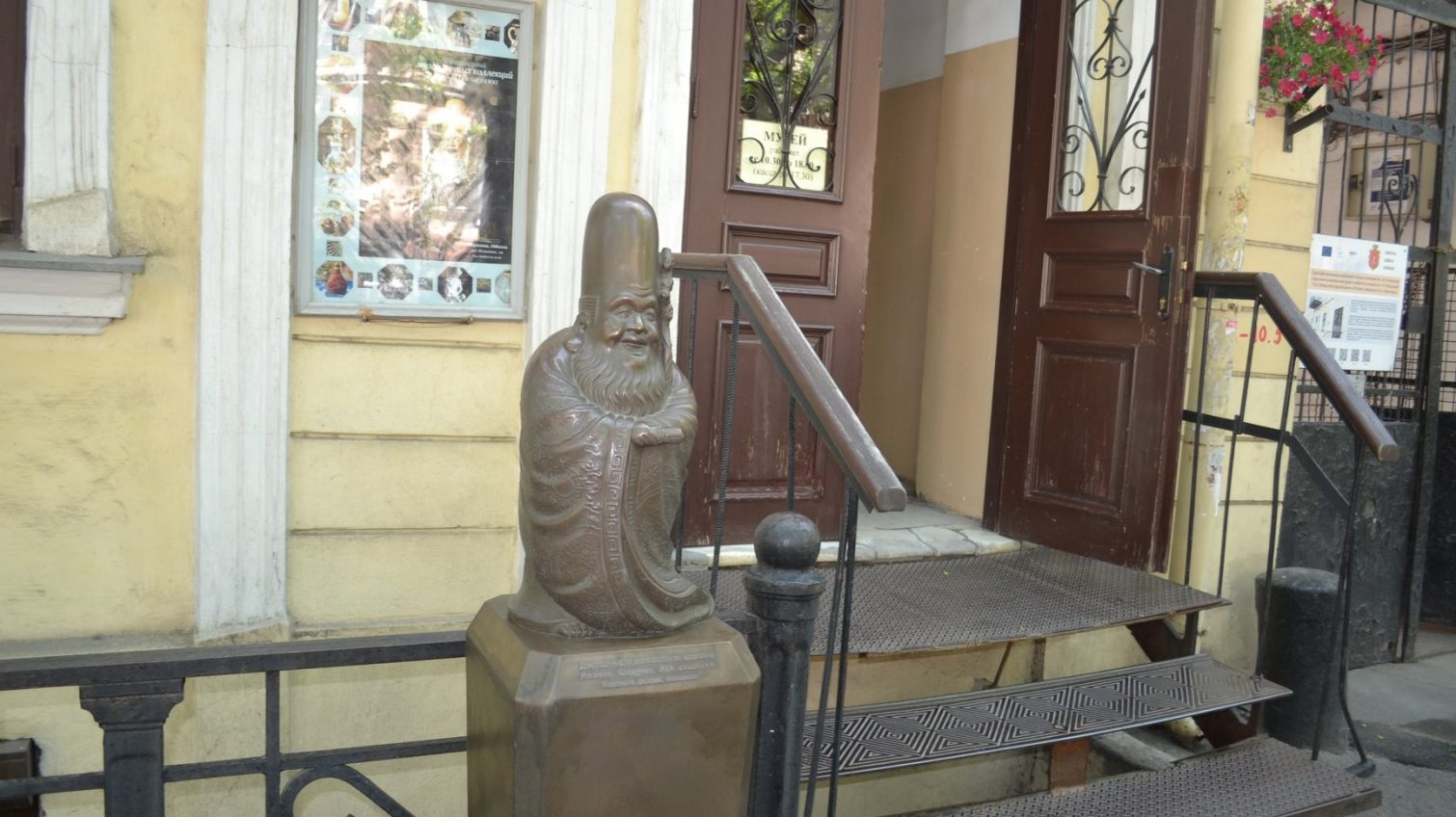 Возле музея Блещунова появилась новая скульптура – китайское божество (фото) «фото»