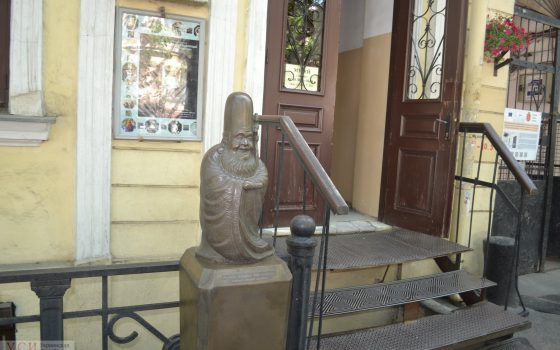 Возле музея Блещунова появилась новая скульптура – китайское божество (фото) «фото»