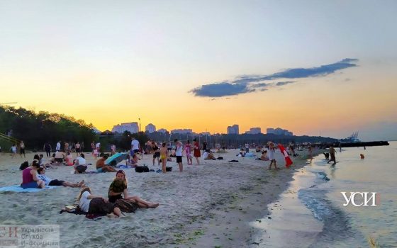 Delfi не помеха: соседний пляж переполнен отдыхающими, а ночью возле танкера – “световое шоу” (фото, видео) «фото»