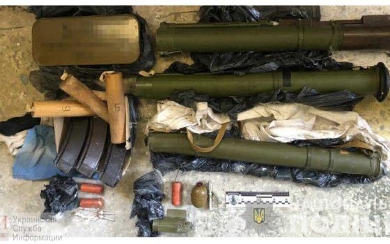 Гранатомет, взрывчатка и детонаторы: под Одессой нашли припрятанный арсенал (фото) «фото»