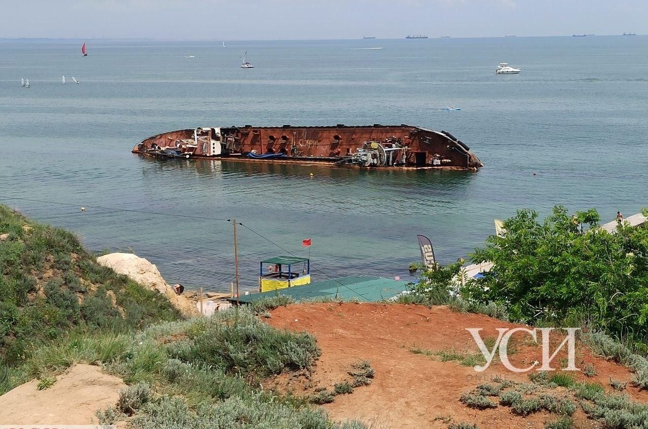 Опасный Delfi: вокруг танкера разливаются нефтепродукты, а чиновники готовят “план Б” «фото»