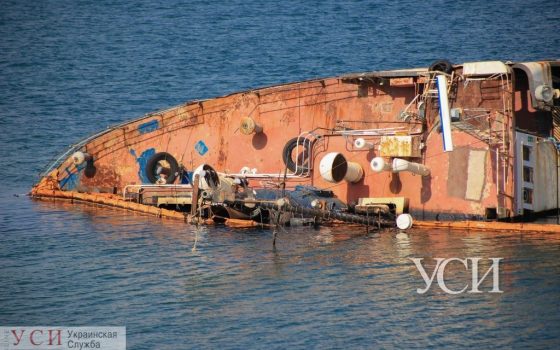 Затонувший танкер Delfi снова заливает одесское побережье топливом (фото) «фото»