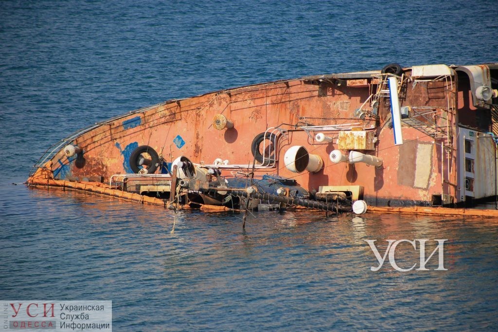 Затонувший танкер Delfi снова заливает одесское побережье топливом (фото) «фото»