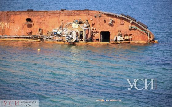 Разлив нефтепродуктов из танкера Delfi: купаться не рекомендуется, но вход на пляж открыт «фото»