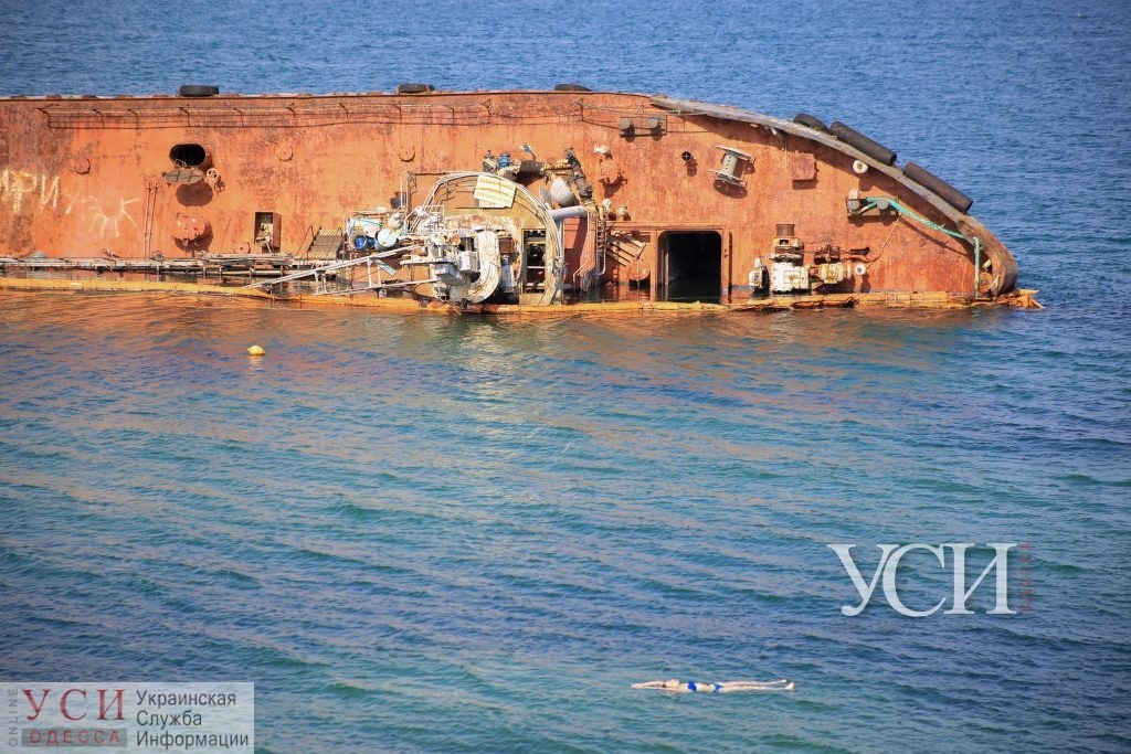 Разлив нефтепродуктов из танкера Delfi: купаться не рекомендуется, но вход на пляж открыт «фото»