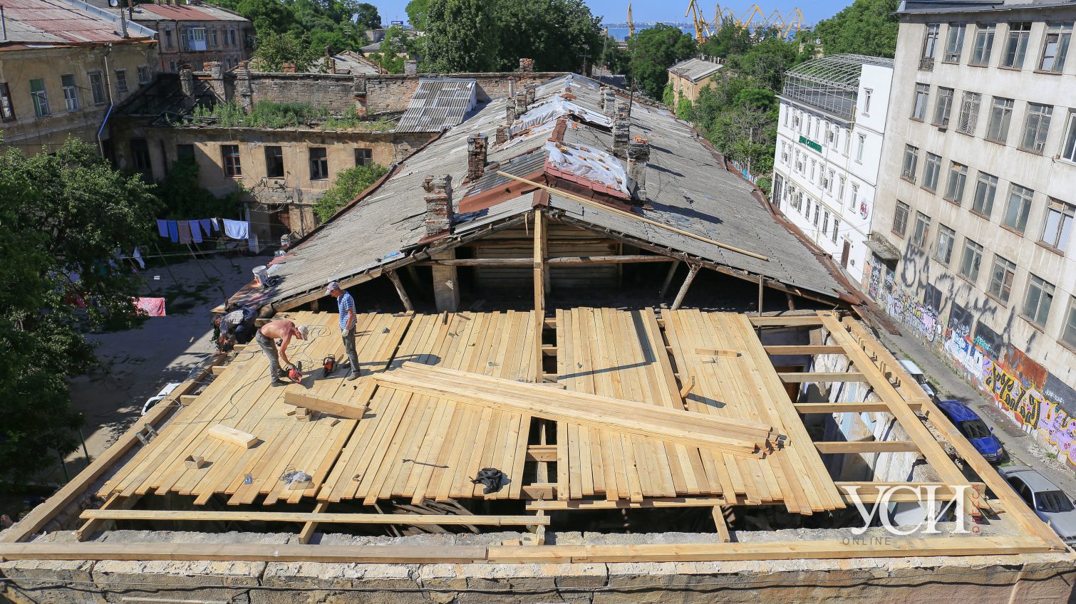 На Польском спуске восстанавливают крышу обрушенного здания, но заселиться в дом по-прежнему нельзя (фото) «фото»