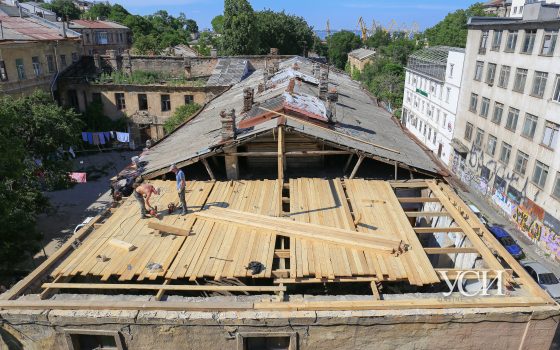 На Польском спуске восстанавливают крышу обрушенного здания, но заселиться в дом по-прежнему нельзя (фото) «фото»
