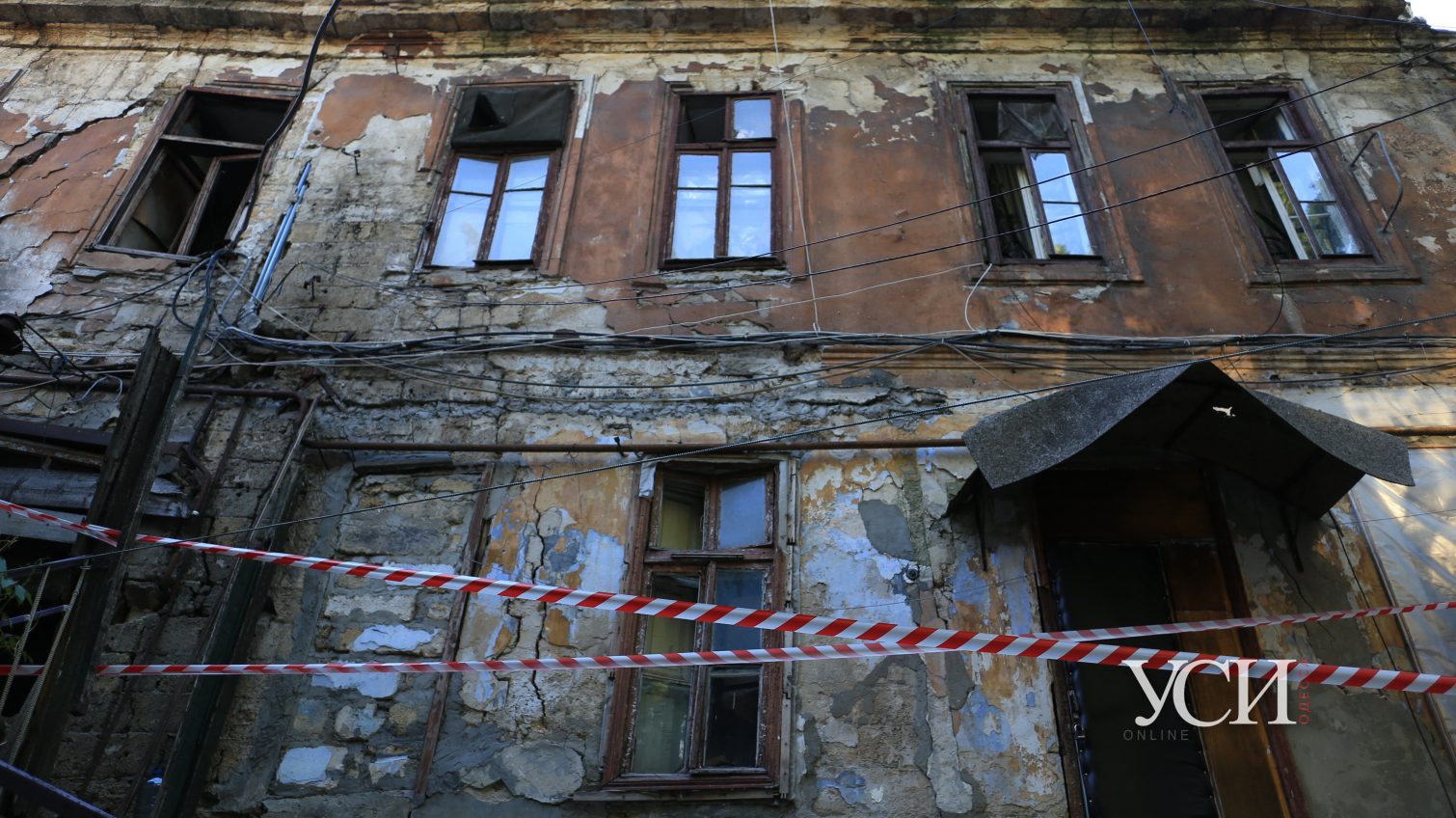 Жильцам аварийного дома на Польском спуске предложили отселиться на базу отдыха: здание может рухнуть «фото»