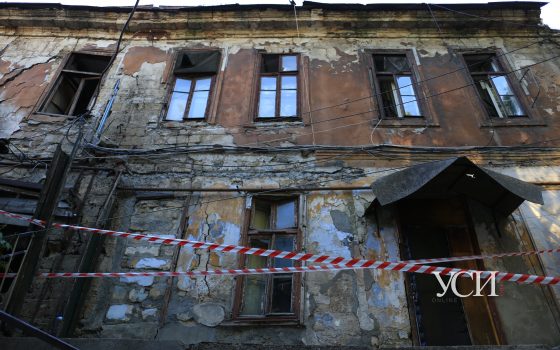 Жильцам аварийного дома на Польском спуске предложили отселиться на базу отдыха: здание может рухнуть «фото»