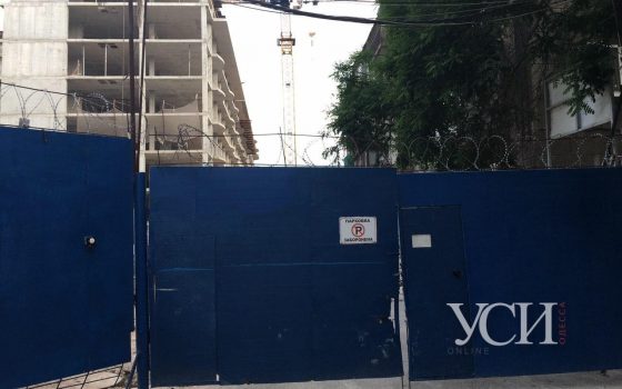 В центре Одессы на строительный кран забрался мужчина и отказывается слезать (фото) «фото»