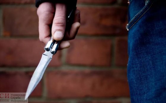 На Генуэзской задержали двух иностранцев, которые с ножом напали на прохожего «фото»