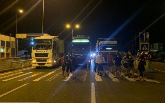 Зважені та нещасливі: водители фур пытались перекрыть трассу Одесса-Киев, чтобы избежать взвешивания «фото»