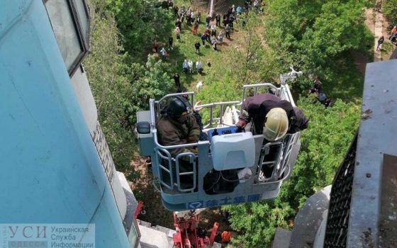 На Добровольского пожарные спасли мужчину с козырька 10 этажа (фото) «фото»