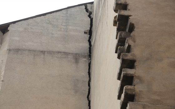 Без обращений и страха: как в доме со сквозной трещиной на Конной продолжают жить люди (фото) «фото»