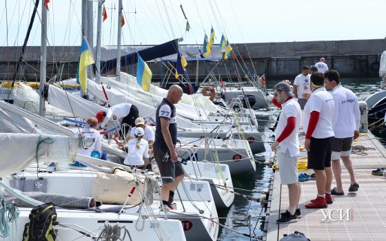 В ожидании ветра: штиль сорвал соревнования яхтсменов (фоторепортаж) «фото»