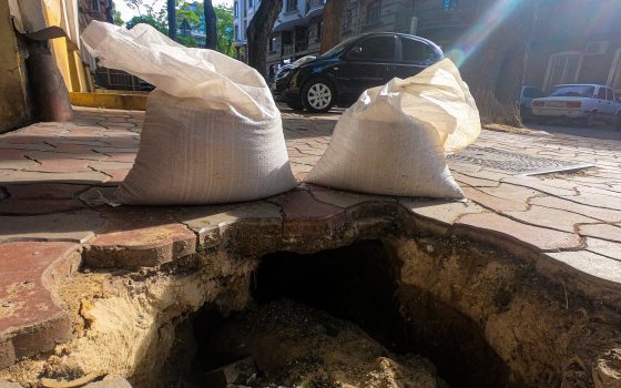 Перед аркой “Дома повешенных” на Маразлиевской образовался провал: его засыпали песком (фото) «фото»