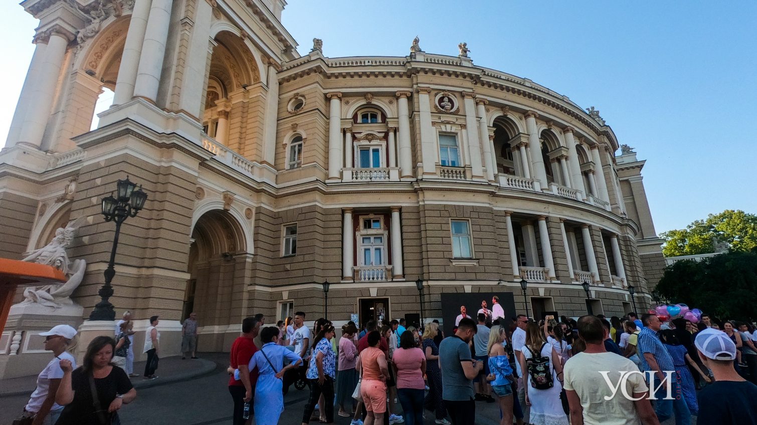 Одесский оперный устроил “концерт для всех” (фоторепортаж) «фото»