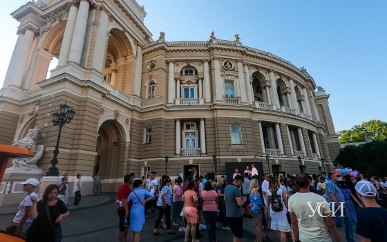 Одесский оперный устроил “концерт для всех” (фоторепортаж) «фото»