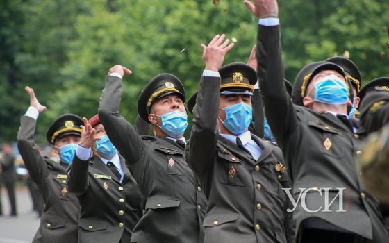 Офицерский выпуск в масках и с родителями за забором: курсантам Одесской военной академии вручили погоны (фоторепортаж) «фото»