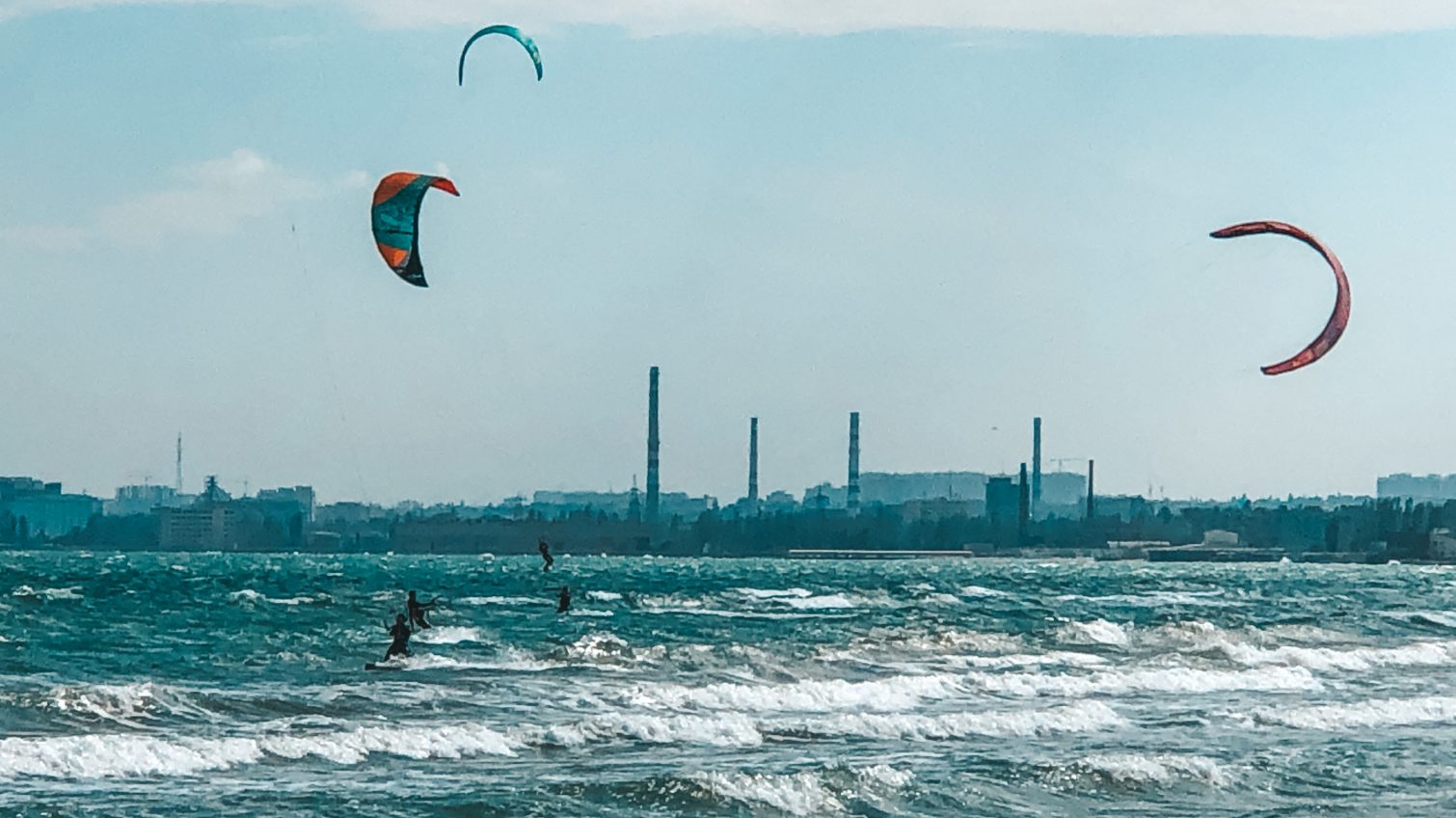 В Одессе шторм и ветер позволил кайтсерферам оседлать волны (фоторепортаж) «фото»