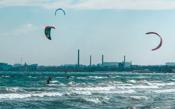 В Одессе шторм и ветер позволил кайтсерферам оседлать волны (фоторепортаж) «фото»