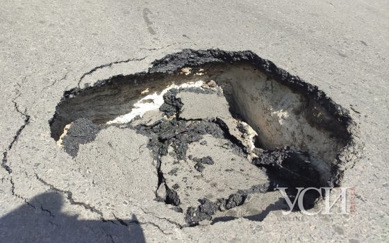 В Одессе в провал на дороге угодил автомобиль (фото) «фото»