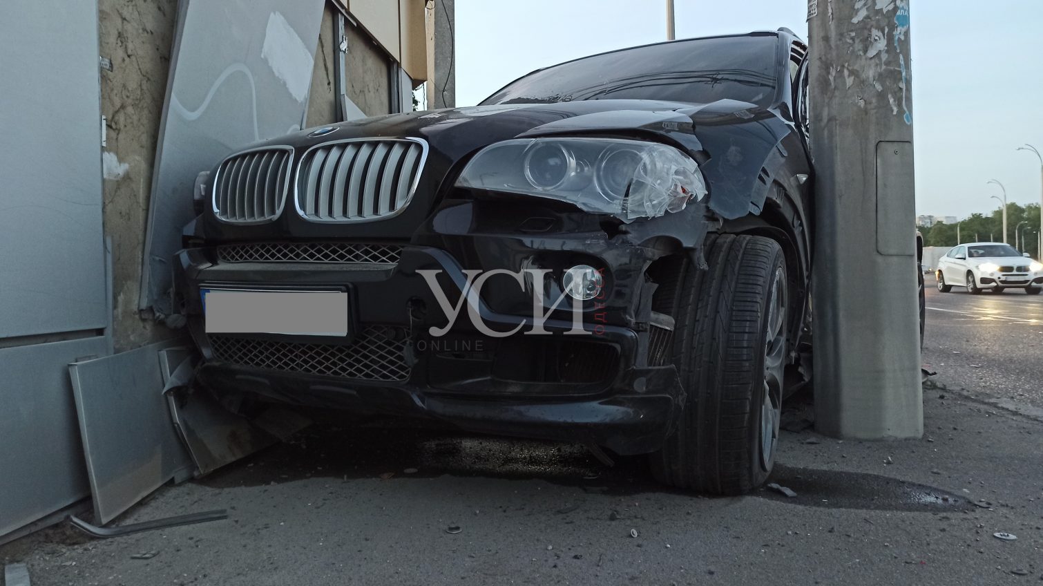 Столкновение в Малиновском районе: от удара BMW застрял между стеной и столбом (фото) «фото»