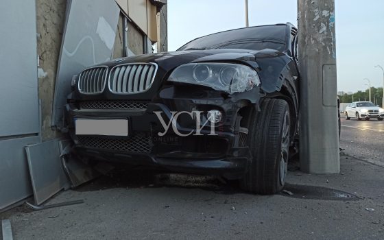 Столкновение в Малиновском районе: от удара BMW застрял между стеной и столбом (фото) «фото»